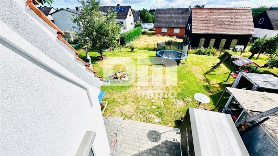 Kernsaniertes Einfamilienhaus mit Doppelgarage, großem Garten und Home-Office-Oase - Großer Gartenbereich